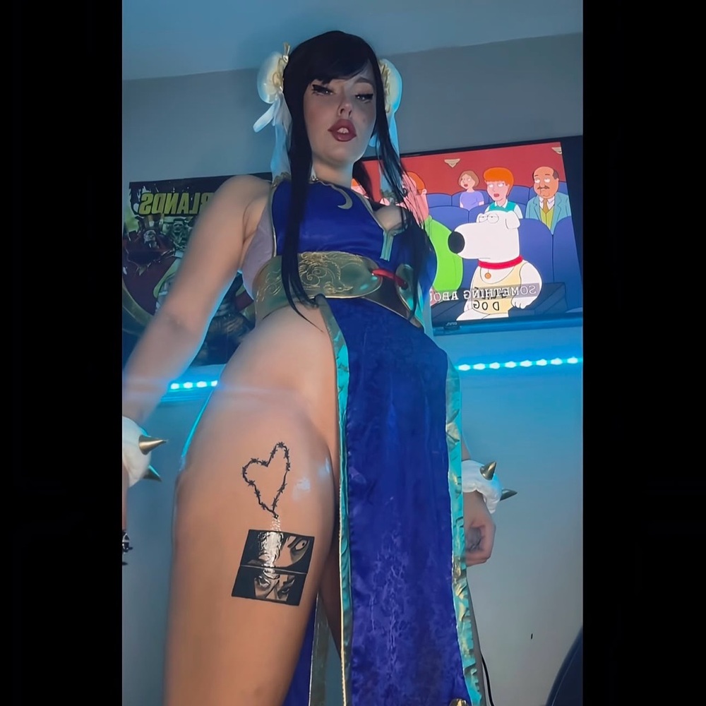 Blue and Gold Chun li cosplay - Picture 2 of 3